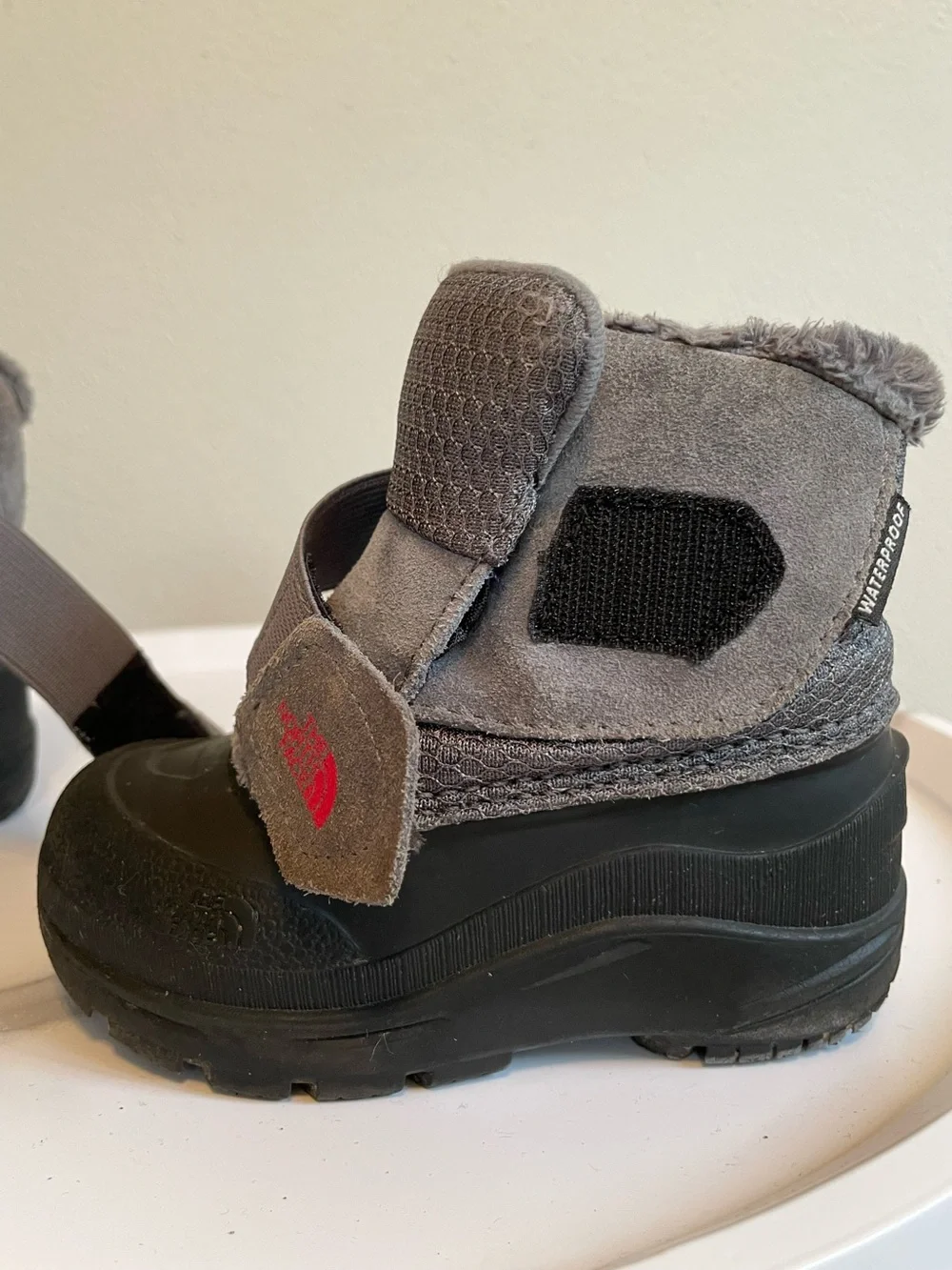 The North Face Toddler Alpenglow Il boots gray Insulated Waterproof Snow Boots 6